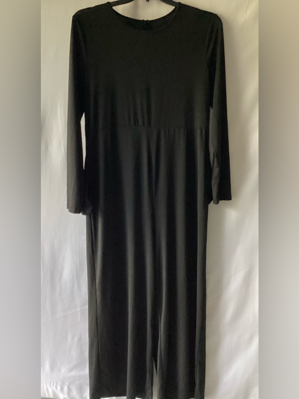 Elegant Black Long-Sleeve Jumpsuit w Pockets